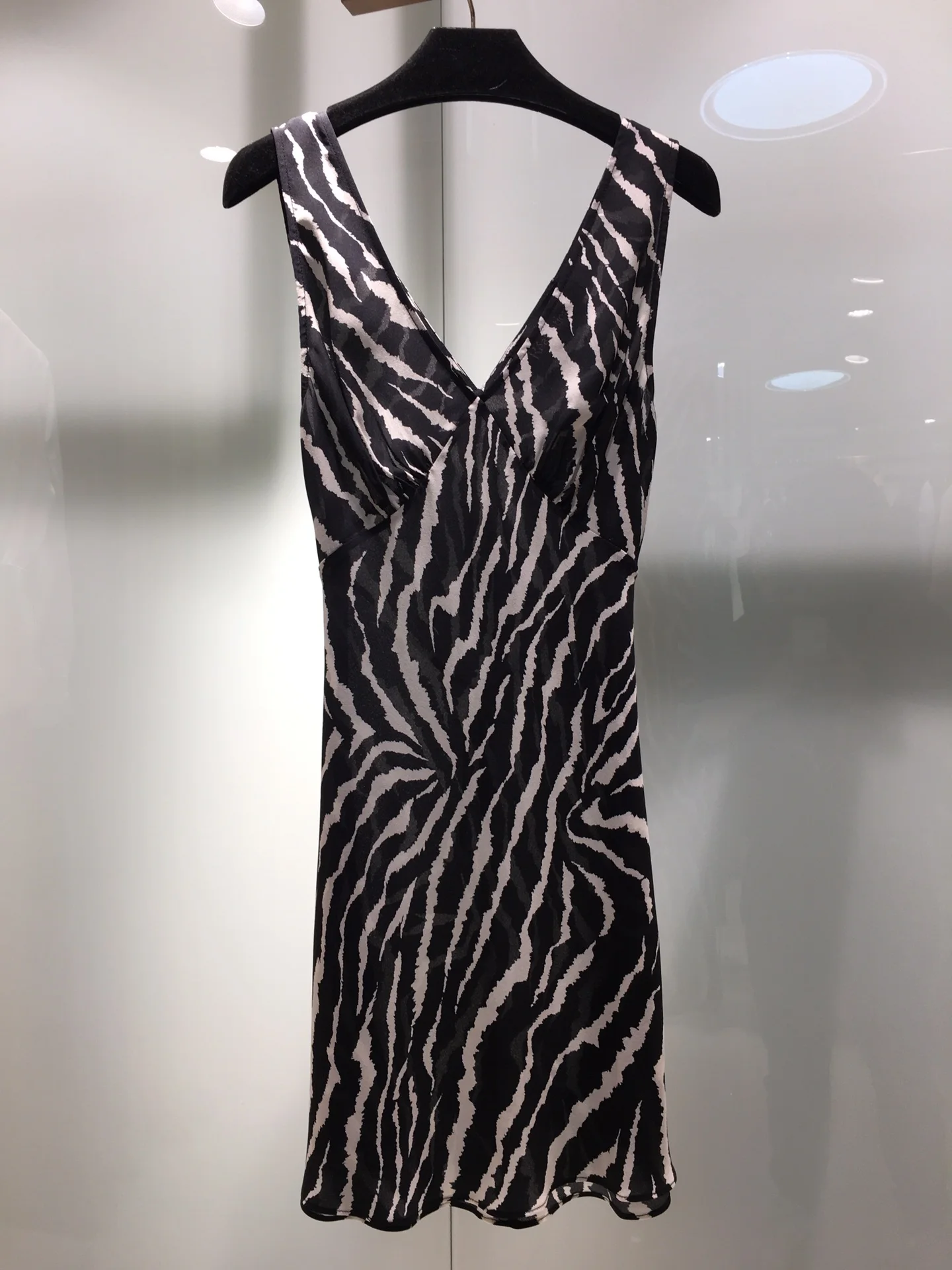 

V-neck sleeveless printed silk dress casual fashion 2023 summer new 0411