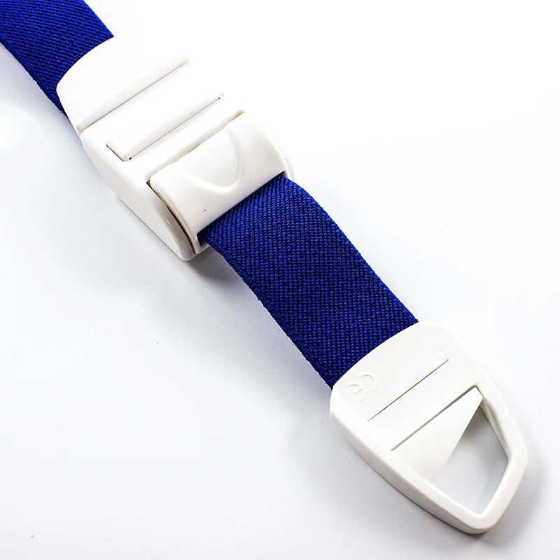Vue en gros plan du Garrot à Boucle Dégagement Rapide Bleu, protection corps avec mousqueton et boucle rouge