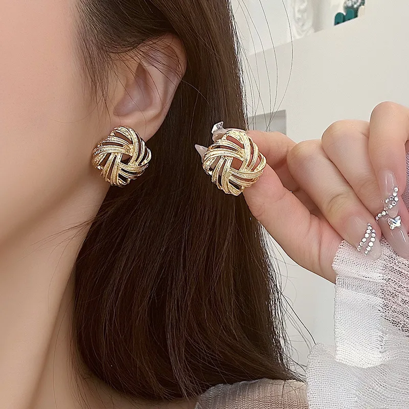 Retro Gold Color Braided Geometric Ear Clip Without Ear Holes Temperament Luxury Vintage Small Square Clip on Earrings Women ear clip earrings clip earrings ear clip ear accessories