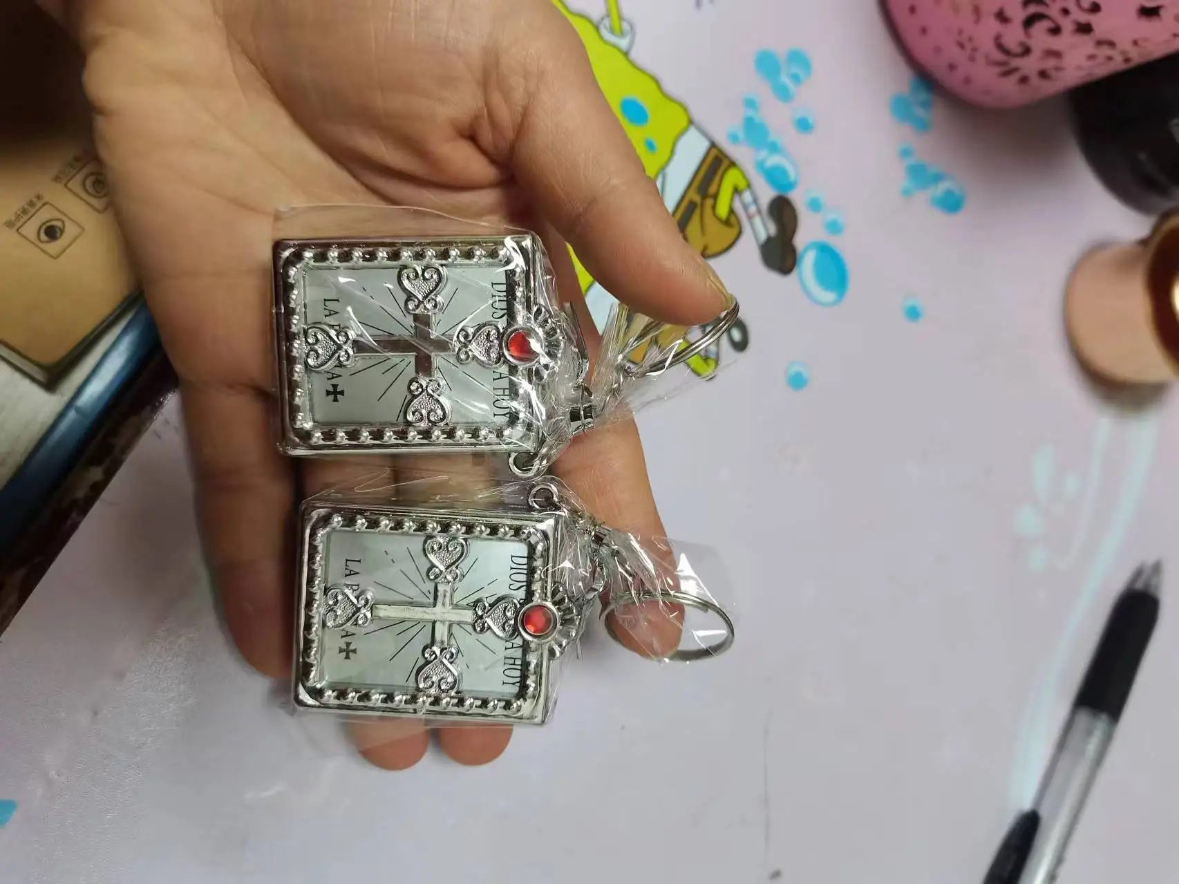 10 Stück Gold Silber Mini Heilige Bibel Schlüsselanhänger Kreuz Schlüsselanhänger Echte Bibel als Geschenk für Taufe Heilige Kommunion Gäste Partygeschenke – Detail 11