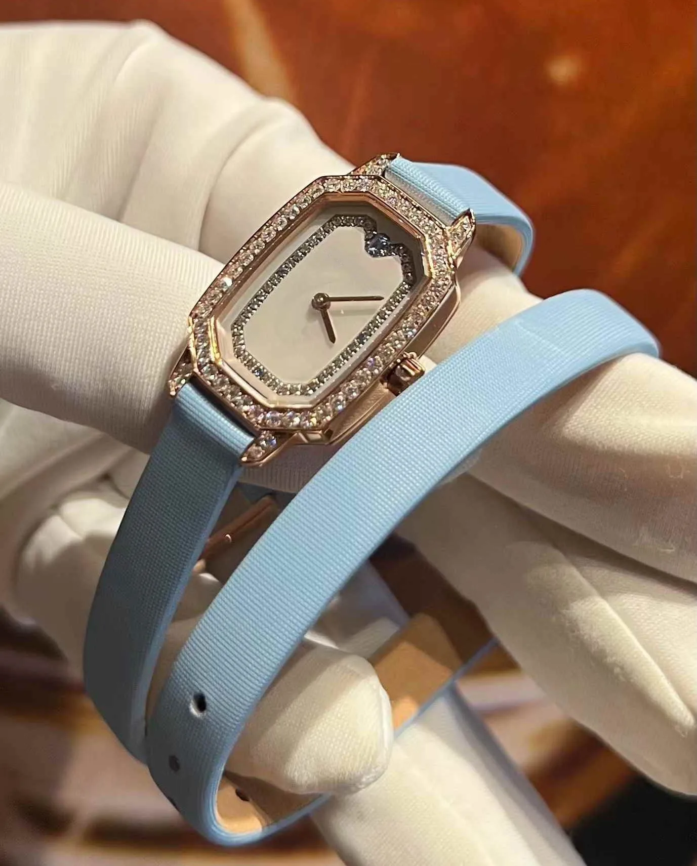 ساعة نسائية مربعة بسوار ملون – تصميم أنيق مرصع