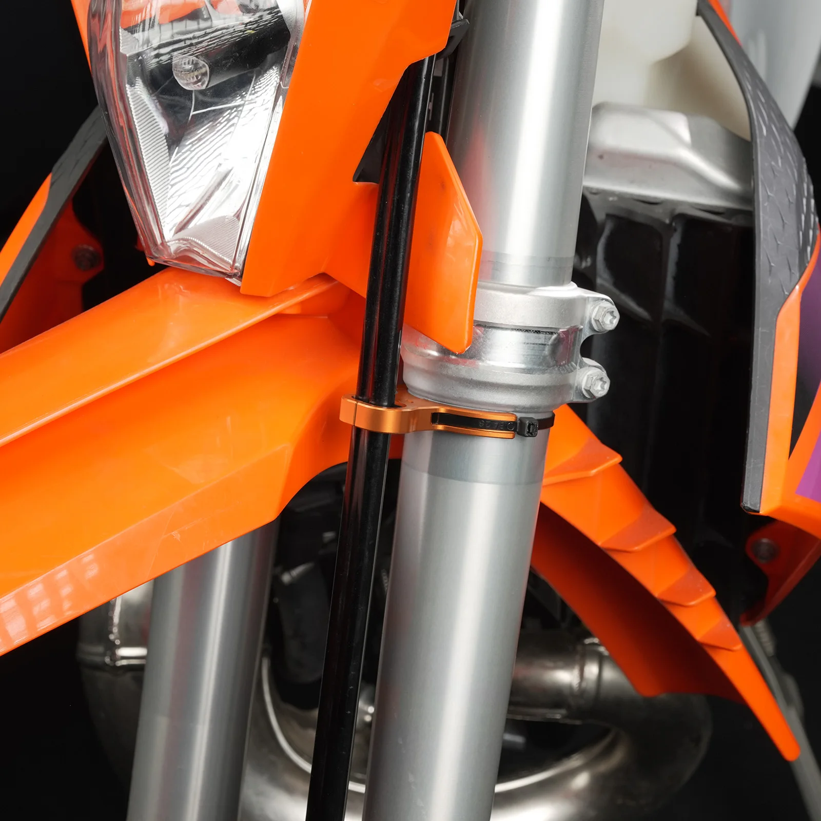 Für KTM 690 Enduro R690 SMC SMCR 2008-2026 Vorderradbremsschlauch Leitungsführung Klemmhalter für KTM 790 890 Adventure R SMT 2021-2026 – Detail 10