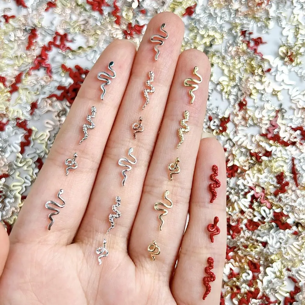 15Pcs 3D 크리 에이 티브 금속 합금 미니 뱀 네일 아트 장식 다채로운 작은 뱀 반짝 이는 네일 매력 DIY 매니큐어 용품