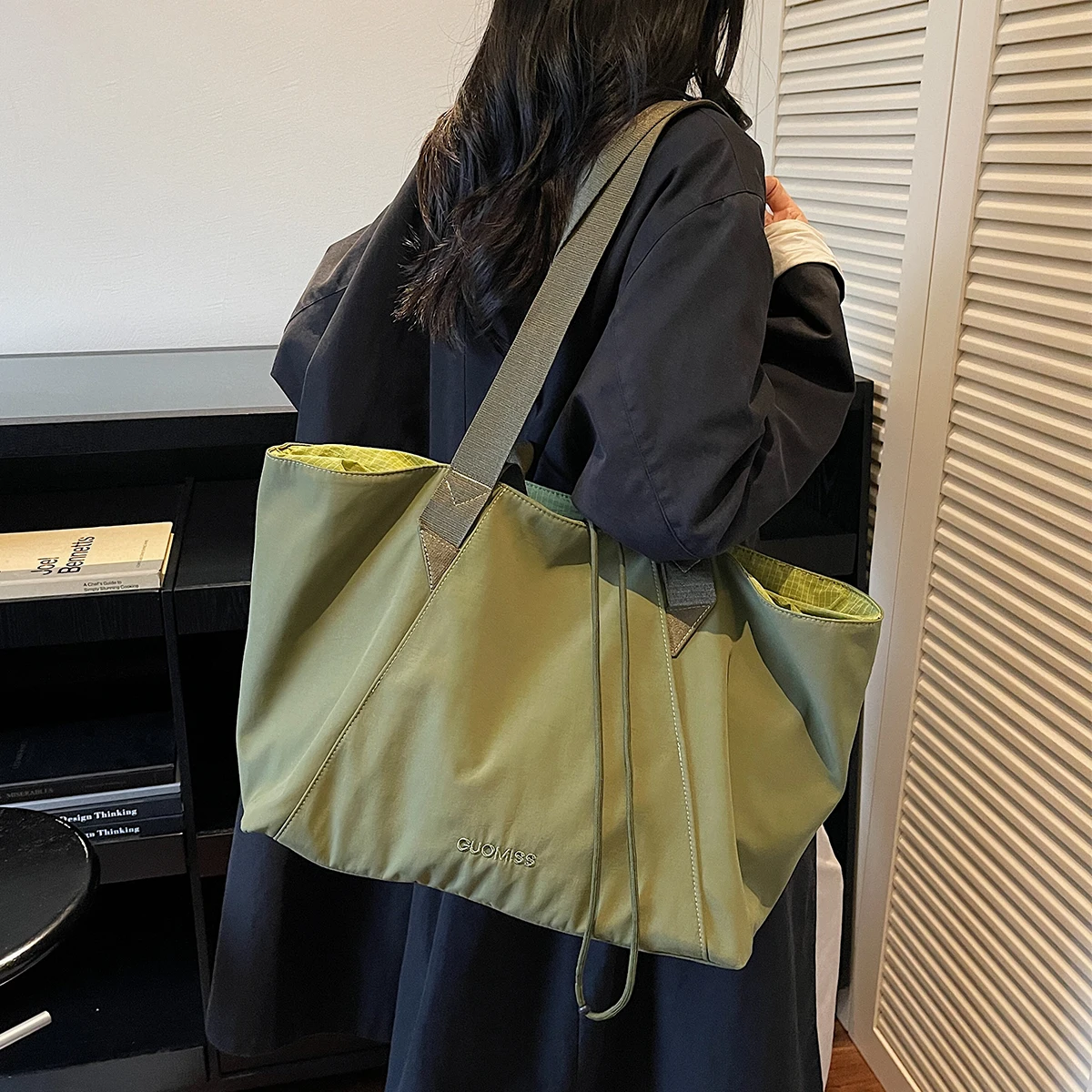 Simple and Versatile Drawstring Tote Bag for Women, Large Capacity Handbag, Crossbody Commuter Bag with Inner Lining, New Niche Shoulder Bag for Students Attending Classes