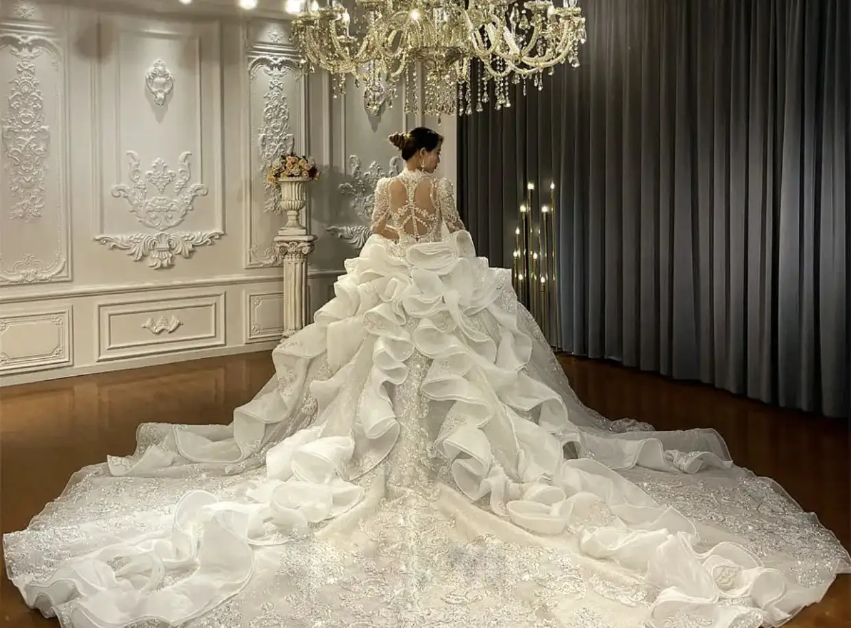 Женское свадебное платье с длинным рукавом