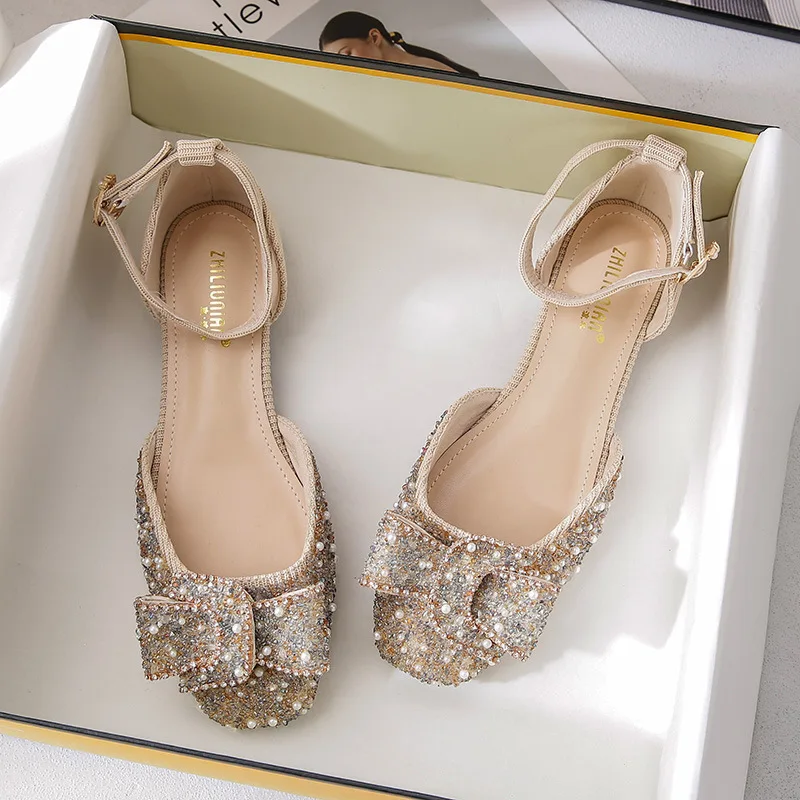 

Сандалии на плоской подошве с закрытым носком, летние блестящие туфли на каблуке, женские туфли большого размера с квадратным носком, без комфорта, яркие женские сандалии с бантом, новинка 2024