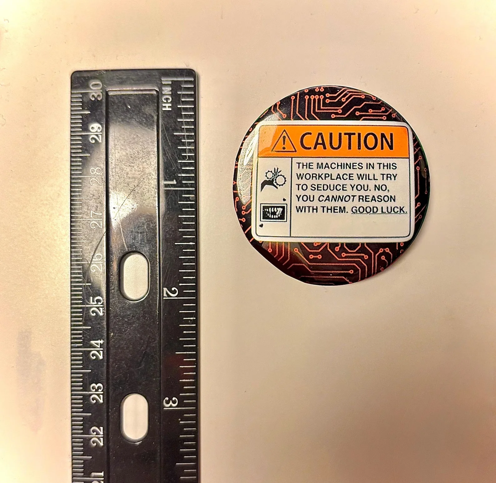 Spilla Decorativa Divertente con Avvertenza per Amanti dei Robot - Badge Artistico Objectum - Regalo Unico e Originale per i Fan dei Robot - Spilla da Collezione - immagine 4