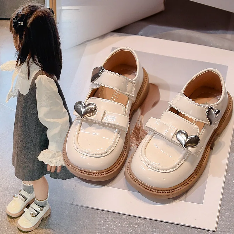 Girls Leather Shoes Soft Sole Children Princess Shoes with Metal Love Heart 2024 New Fashion Children Flat Shoes Non Slip Sweet 2