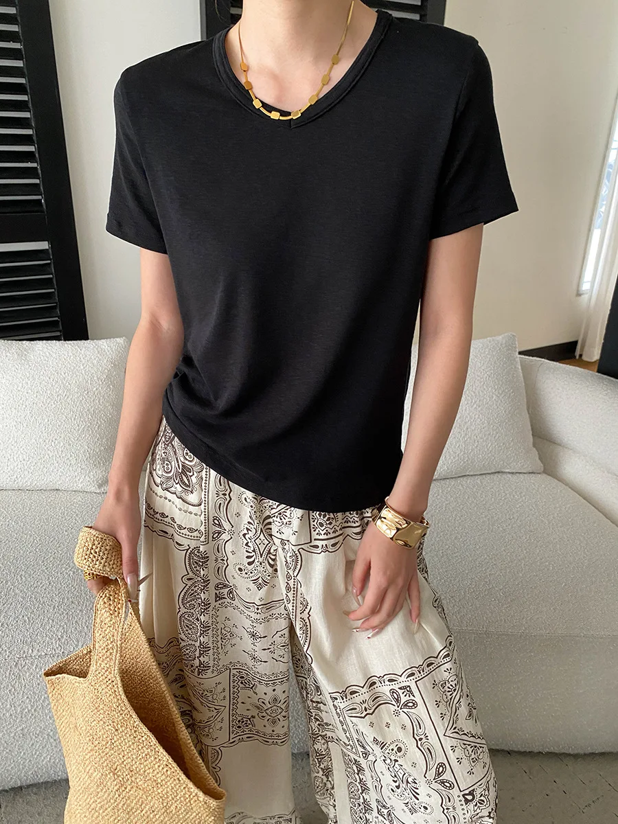 Sommerliches Damen-T-Shirt im lässigen, einfarbigen, vielseitigen Basic-Stil mit schlichtem V-Ausschnitt, schulterbetontem Schnitt und kurzen Ärmeln