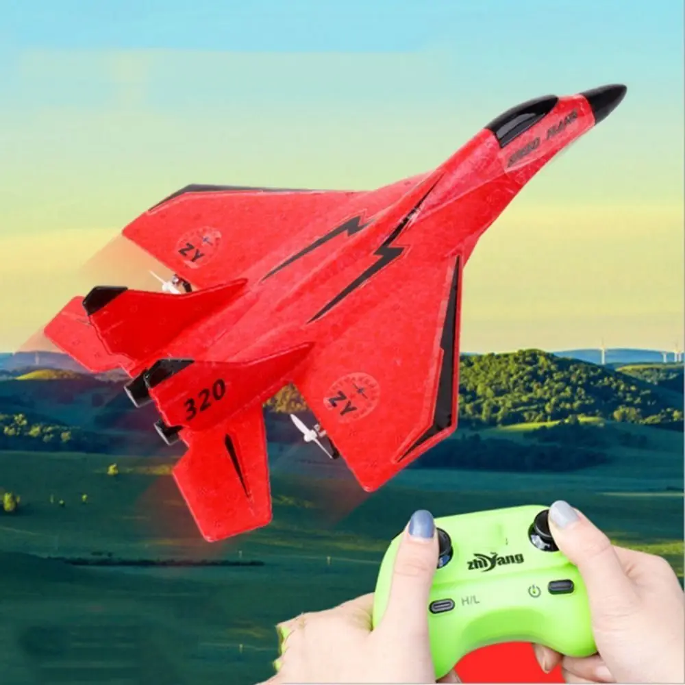 Enfant de 6 ans tenant l'avion télécommandé EPP 29cm prêt à le lancer, jouet RC USB pour enfant dès 5 ans