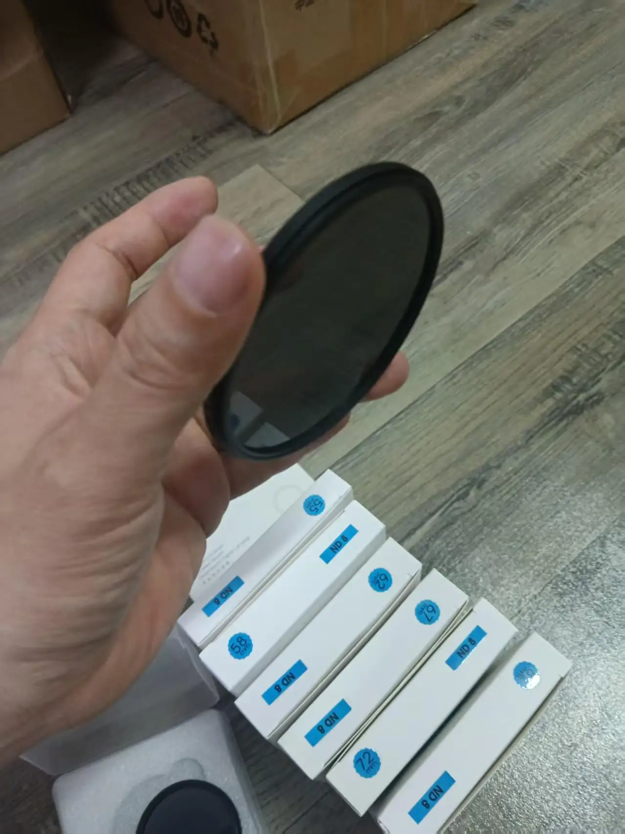 Filtre ND8 variable installé sur un objectif, montrant la bague de réglage pour ajuster l'exposition sans changer de filtre.