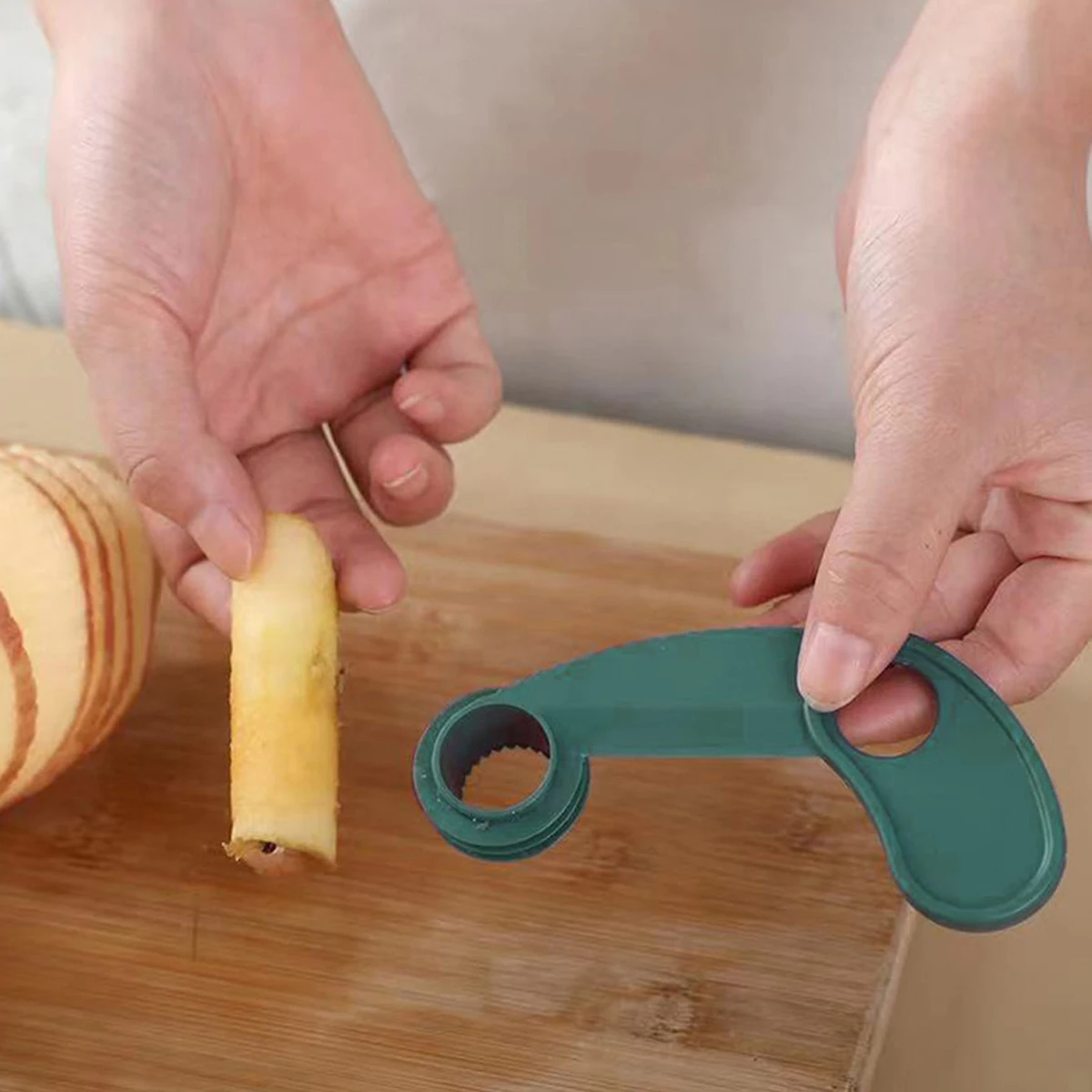 1pc-Easily peel fruits and vegetables with our stainless steel handheld peeler - the perfect kitchen accessory for quick meal pr