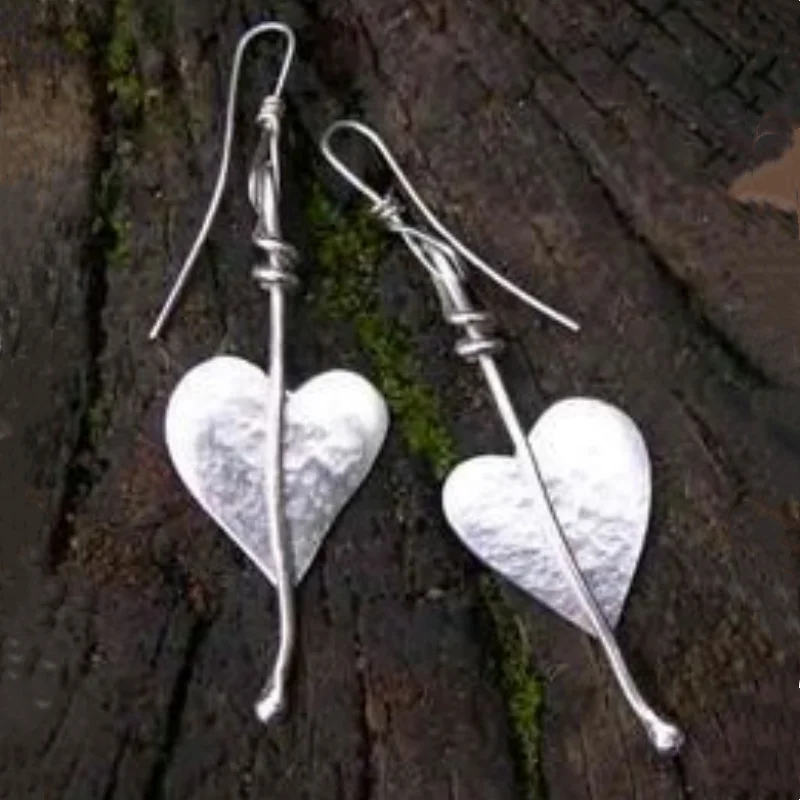 Vintage Kreativität Silber Farbe Metall Schnitzerei Herz Baumeln Ohrringe für Frauen Schmuck