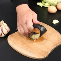 เครื่องบดกระเทียมแบบโค้งสแตนเลสทุบกระเทียมแบบใช้มืออเนกประสงค์อุปกรณ์ทำอาหารอุปกรณ์ที่ใช้ในครัว 3