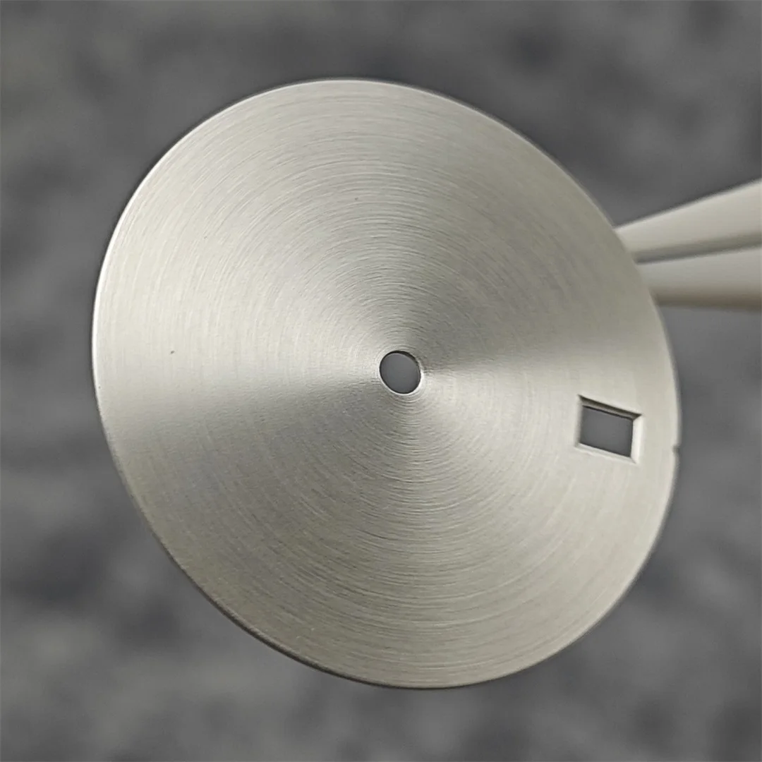 28,5 mm einfarbiges Metall-Zifferblatt mit rundem Sandmuster, DIY-Zifferblätter mit Kalenderfenster, NH35/NH36/4R/7S-Uhrwerk – Detail 10