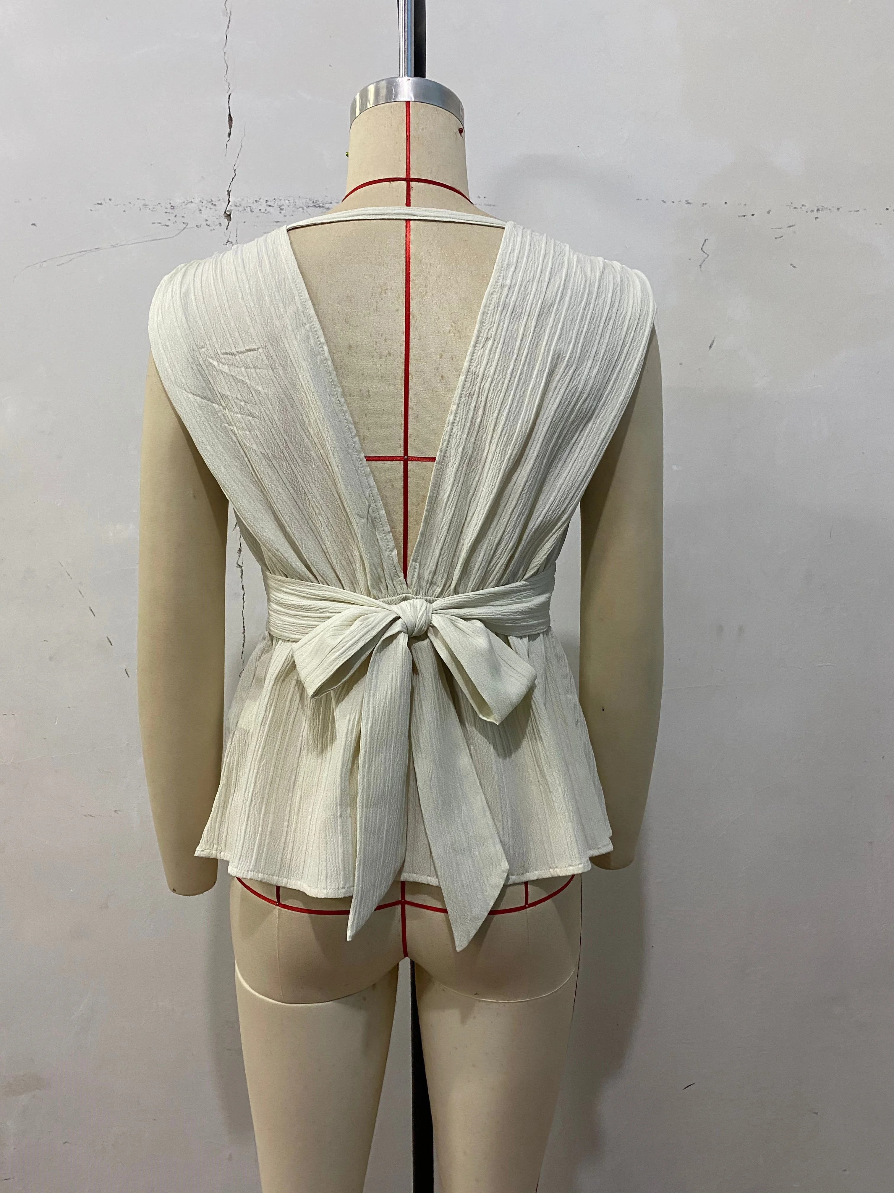 2026 New Style V-Neck Top With Back Exposure, Straps, Waist-Slimming Design, Elegant Sleeveless Women's Shirt for Summer