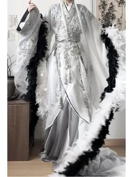 A heavy-duty embroidered robe Hanfu for Style Grand Ceremony fashion show