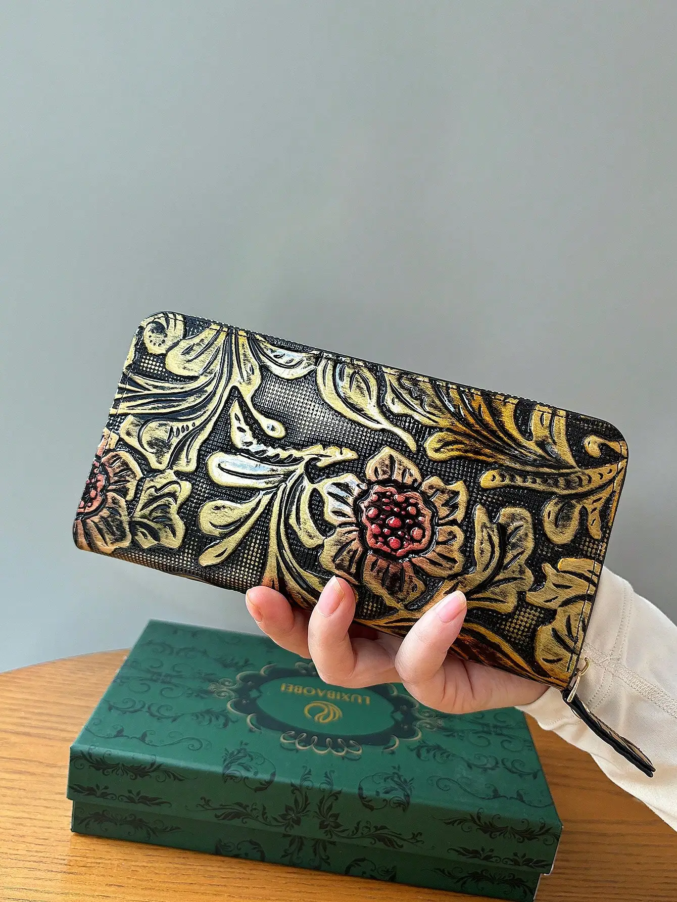 High-end retro carved long women's wallet, fashionable and elegant leather carved flower wallet clutch, can hold mobile phone, m