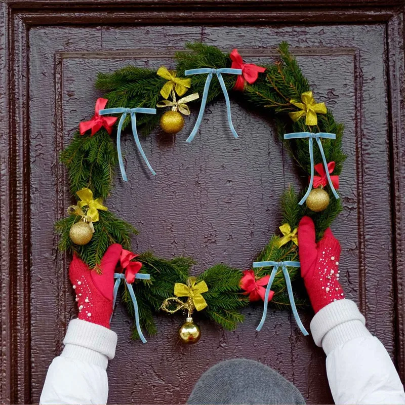 Un Grand Sapin De Noël Orné De Nœuds De Noël En Velours Bordeaux, Convenant à Une Utilisation
