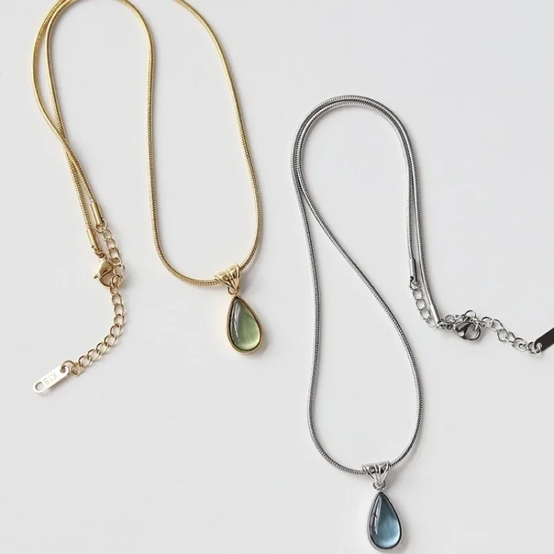 Französische Retro-Halskette in Olivgrün und Blau mit Tropfenform, Farbbeständig, Nischen-Design, Eleganter Alltags- und Dating-Schmuck für Damen