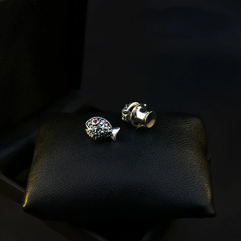 Cute Retro Fish Brooch Clasp Cardigan Buckle Men and Women Fixed Clothes Small Pin Accessories All-Matching Collar Pins Jewelry