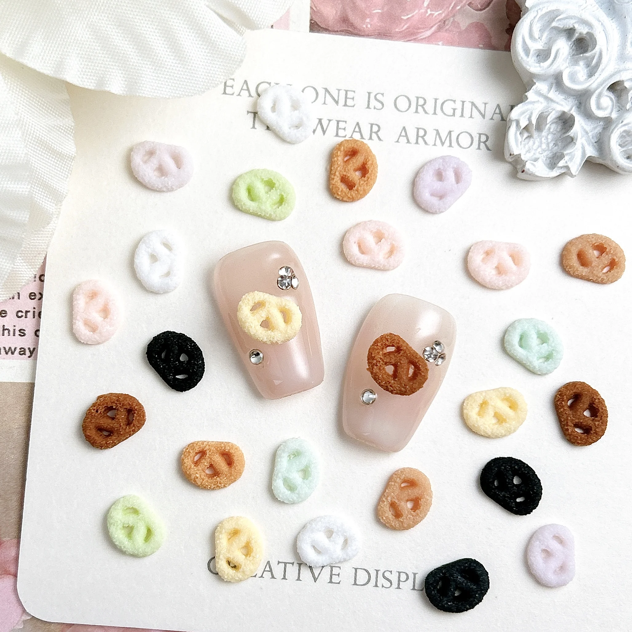 30PCS 시뮬레이션 된 귀여운 미니 주름진 쿠키 네일 매력 3D 수지 Kawaii 빛나는 비스킷 네일 아트 부품 매니큐어 DIY 용품