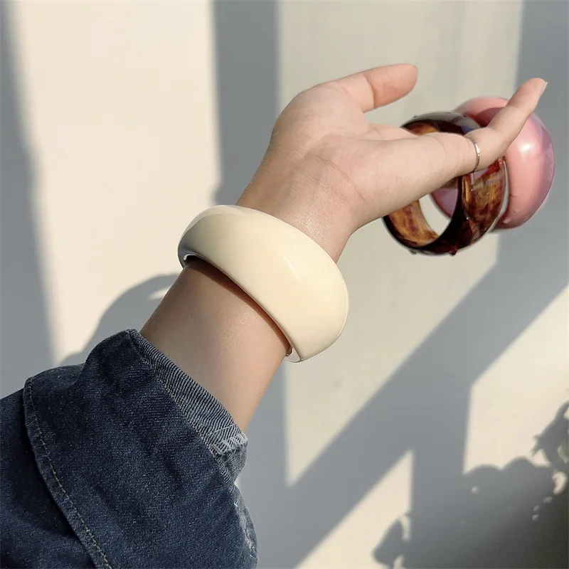 IngeSight.Z Bracciale rigido irregolare in resina acrilica colorata alla moda per donna Bracciale largo trasparente con ciondolo Boho Natale  36