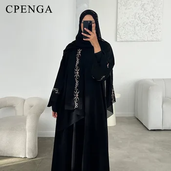 جلابية مطرزة بزهور فاخرة بإطلالة خليجية راقية — صورة 3