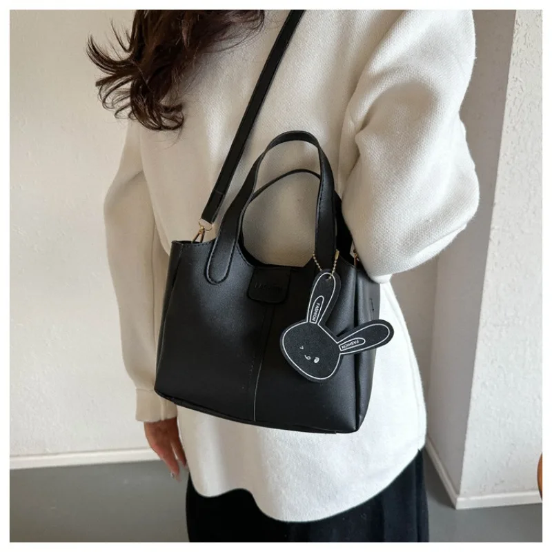 Рисунок 2 - Женская сумка через плечо из мягкой кожи