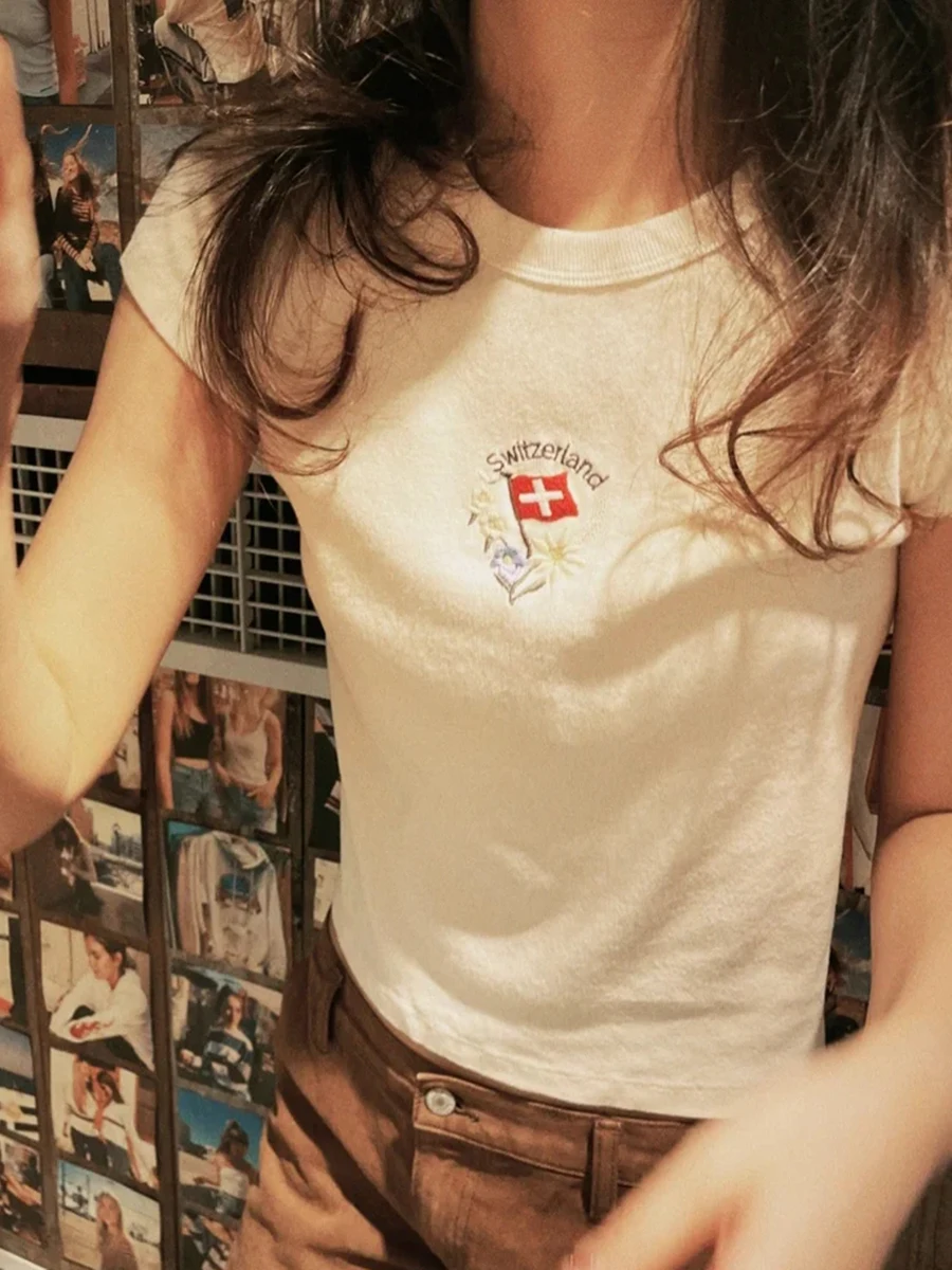 

Женская хлопковая футболка с коротким рукавом, круглым вырезом и цветочной вышивкой