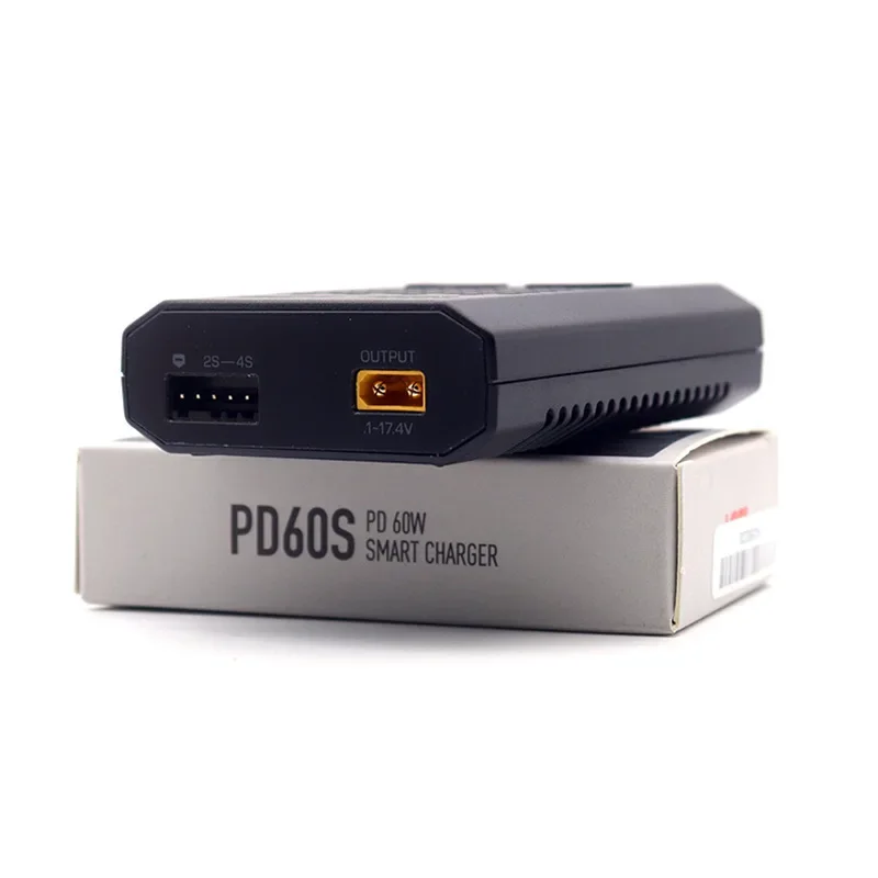 Détail du panneau arrière du chargeur intelligent ISDT PD60S avec entrée DC et ventilateur.