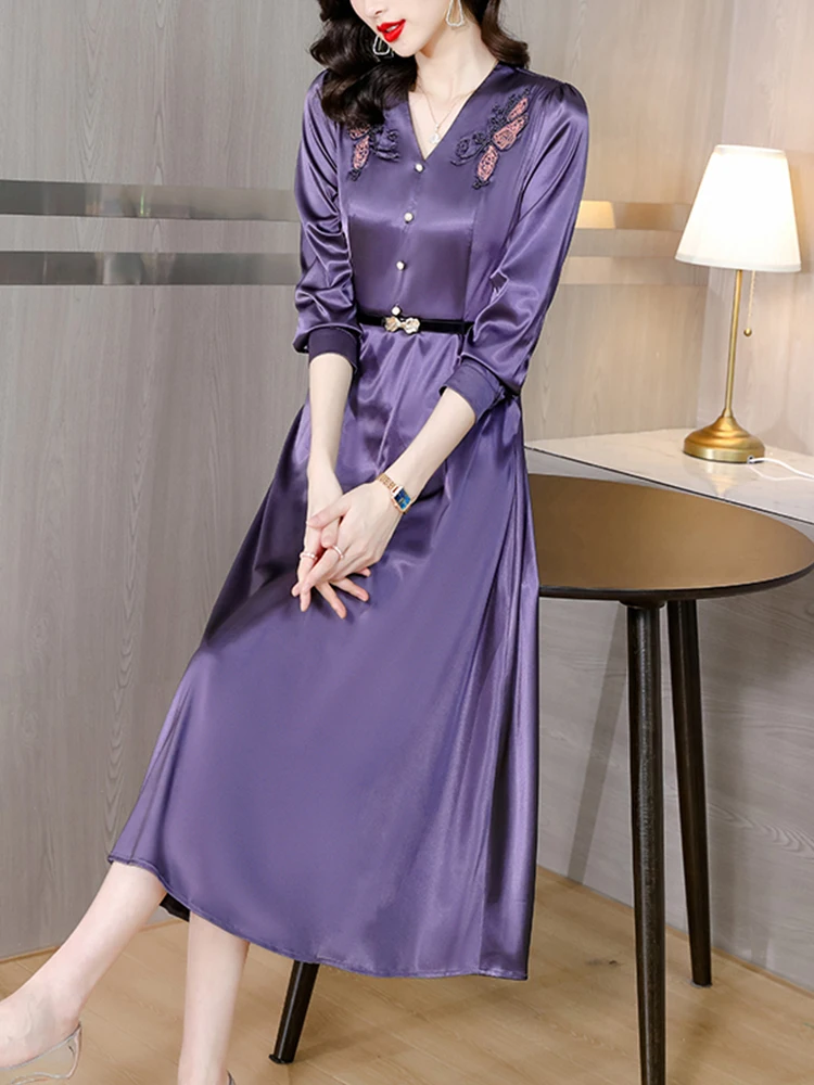 

Женское шелковое платье-миди с длинным рукавом и вышивкой