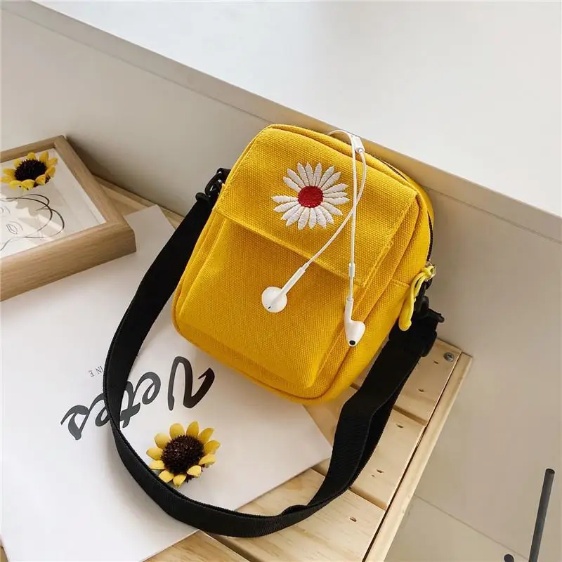 

Canvas Daisy Design Crossbody Bag Female Lightweight and Minimalist Style Commuter Bag Korean Versatile Girl Phone Bag