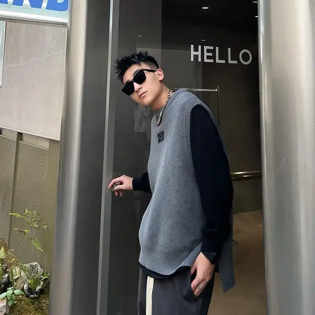 남성을 위한 편안함과 스타일의 완벽한 조합, Y2k 빈티지 미학에서 영감을 받은 세련된 크루 넥 민소매 레터 니트 스웨터