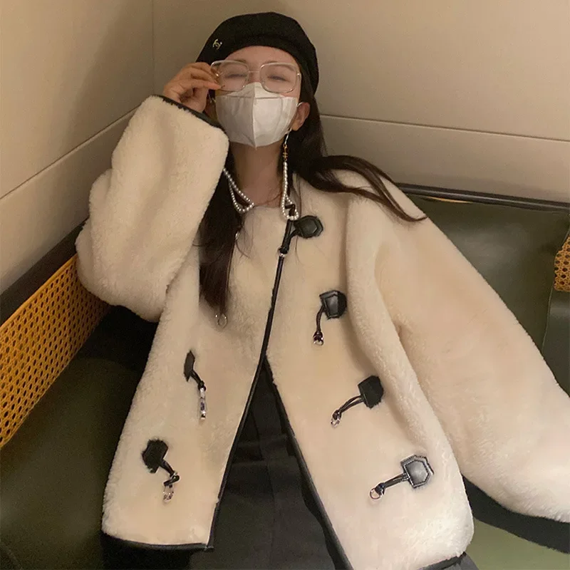 Рисунок 2 - Женское меховое пальто с круглым вырезом