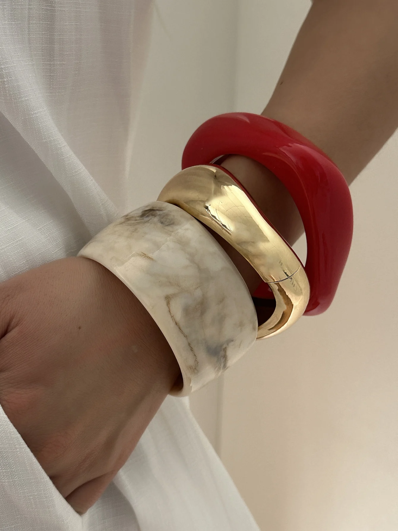 Boho Rot-Beige Acryl-Armreif für Damen, Unregelmäßiges Geometrisches Metall-Manschettenarmband, Hip-Hop Rock Handgelenk-Schmuck