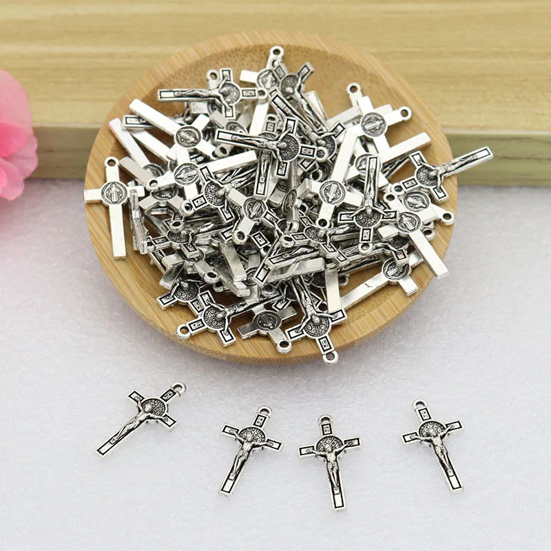 Diyalo 50 Stück Mini Jesus Christus Exorzismus St. Benedikt Kruzifix Kreuz Charms Anhänger DIY handgemachte Rosenkranz Halskette Teile Zubehör