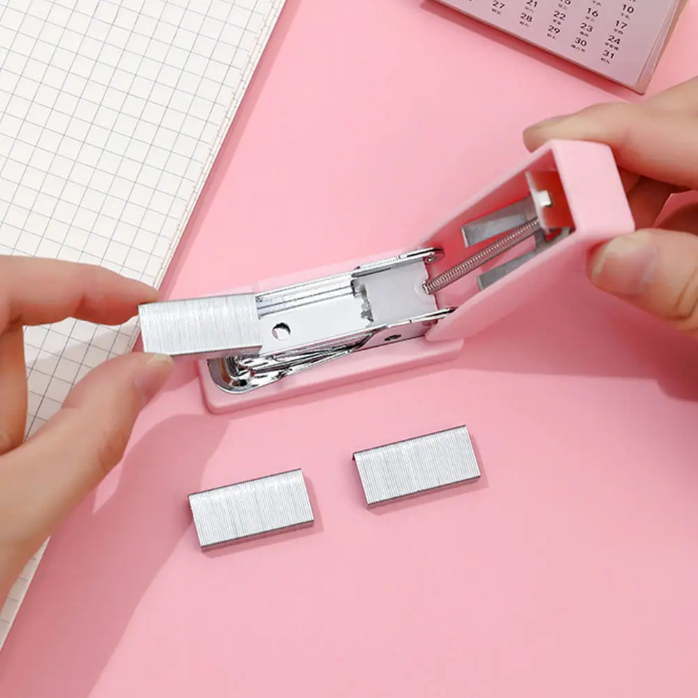 3Pcs 휴대용 소형 스테이플러 금속 미니 핸드헬드 스테이플러 사무실 학교 데스크탑 종이 바인딩 크리 에이 티브 스테이플러 부드럽고 잡동사니 없는 스테이플러