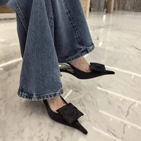 Sandales élégantes à talons hauts pour femmes européennes et américaines, sexy, pour fêtes et mariages, avec fleurs et découpe arrière, à bout pointu, très tendance 1