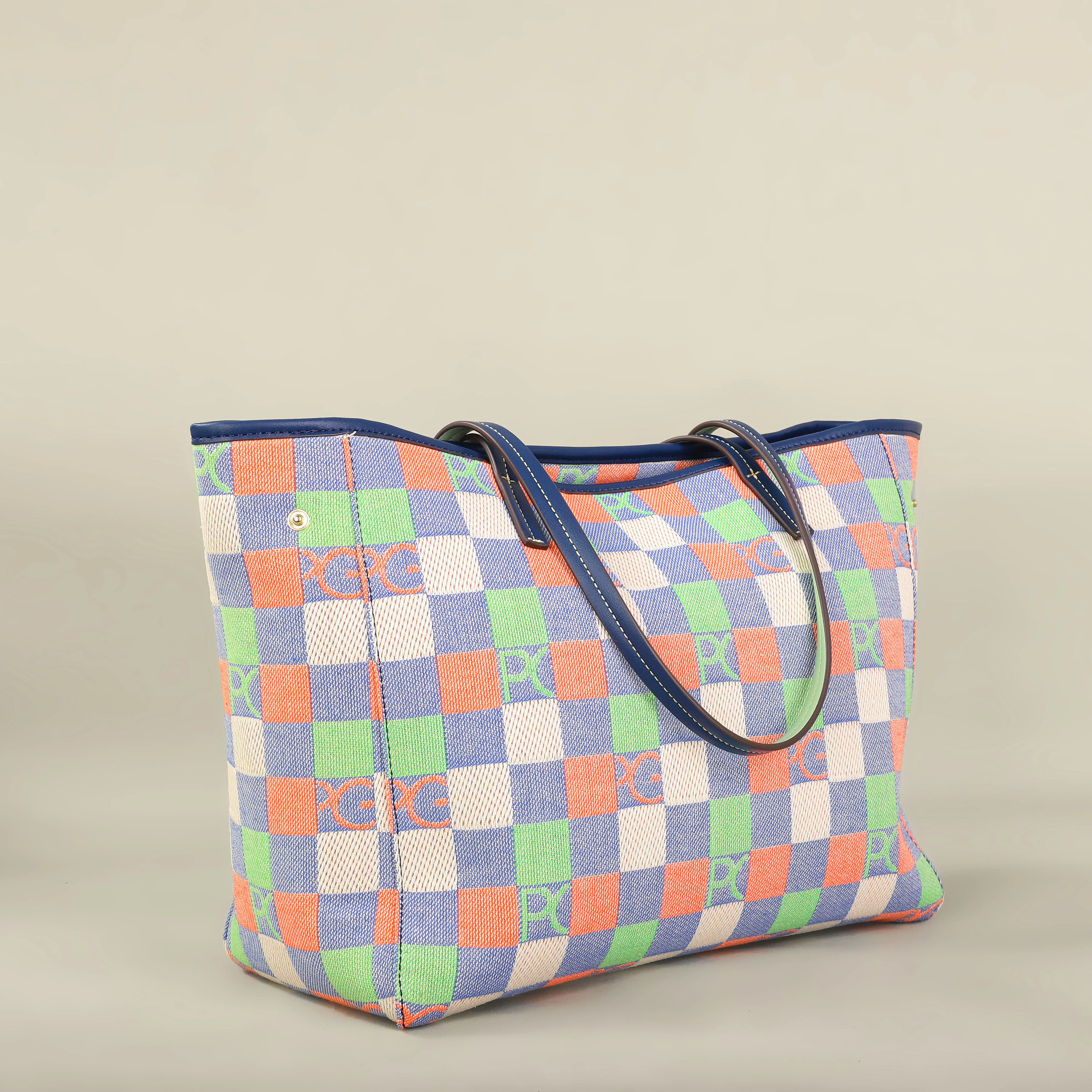 Spacious travel and commuting handbag