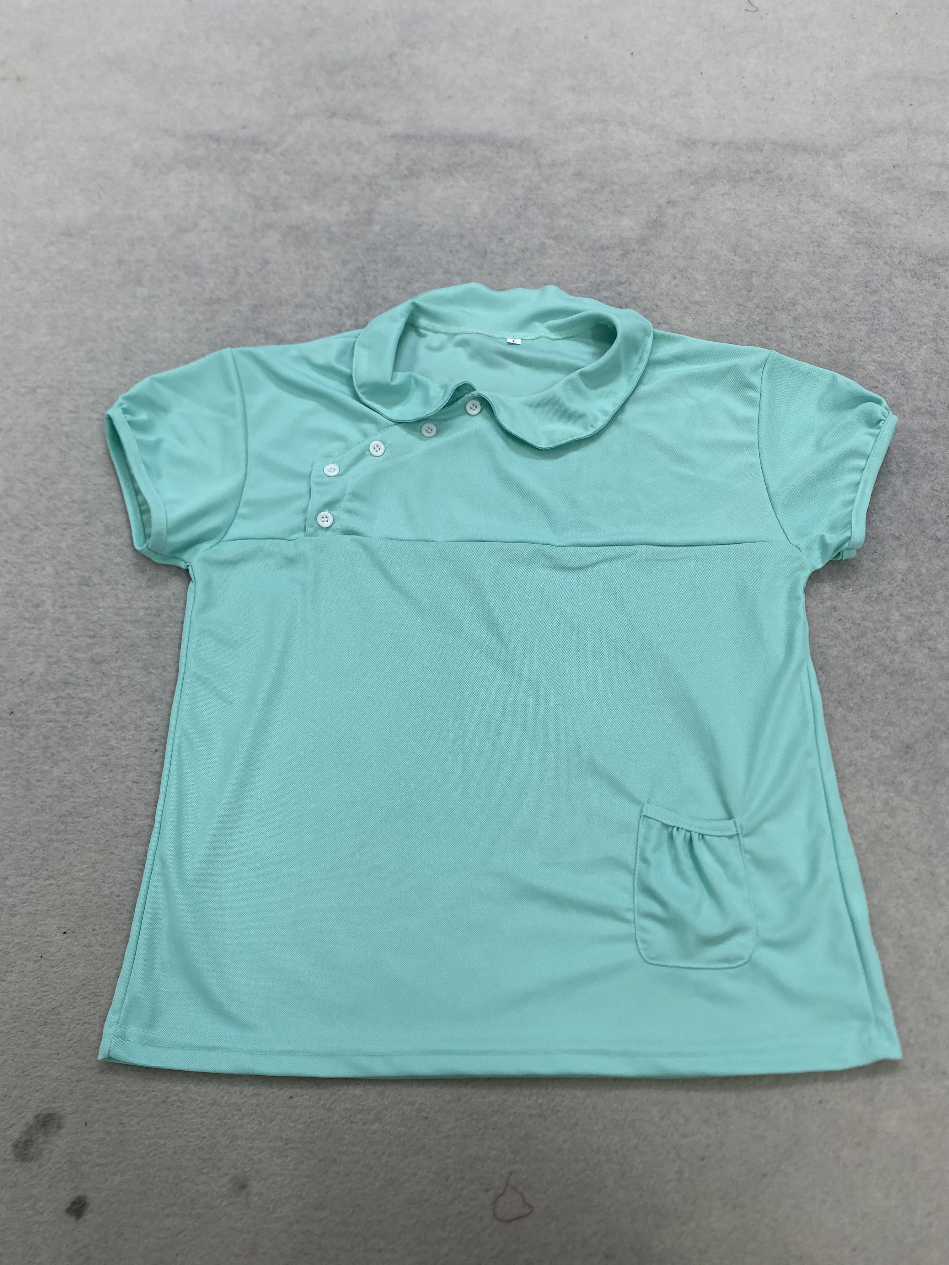 Mintgrünes T-Shirt mit Peter-Pan-Kragen, diagonalen Knöpfen, kurzen Ärmeln und Seitentasche, lässiges Damen-Oberteil