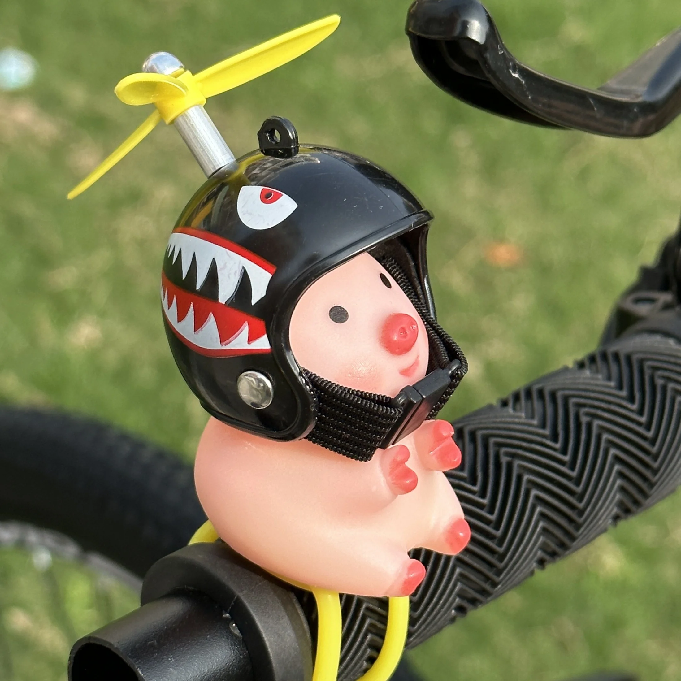Cute Pig Helmet Handle Accessories, Street Motorcycle and Bicycle Decorations, Fashionable Pig Statues Wearing Helmets