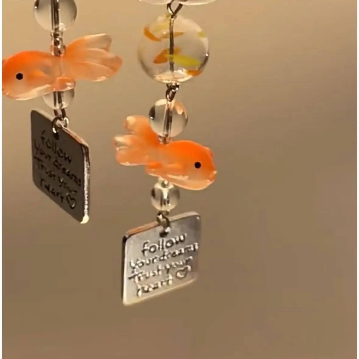 Verträumter Goldfisch-Perlen-Handyanhänger, Sternenriemen, Himmel, Windbell, mädchenhafter Anhänger, Schlüsselanhänger für Airpods-Hülle – Detail 10