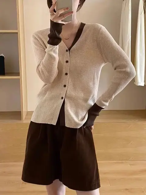 가을 의상에 개성과 따뜻함을 더하는 패치워크 니트 가디건