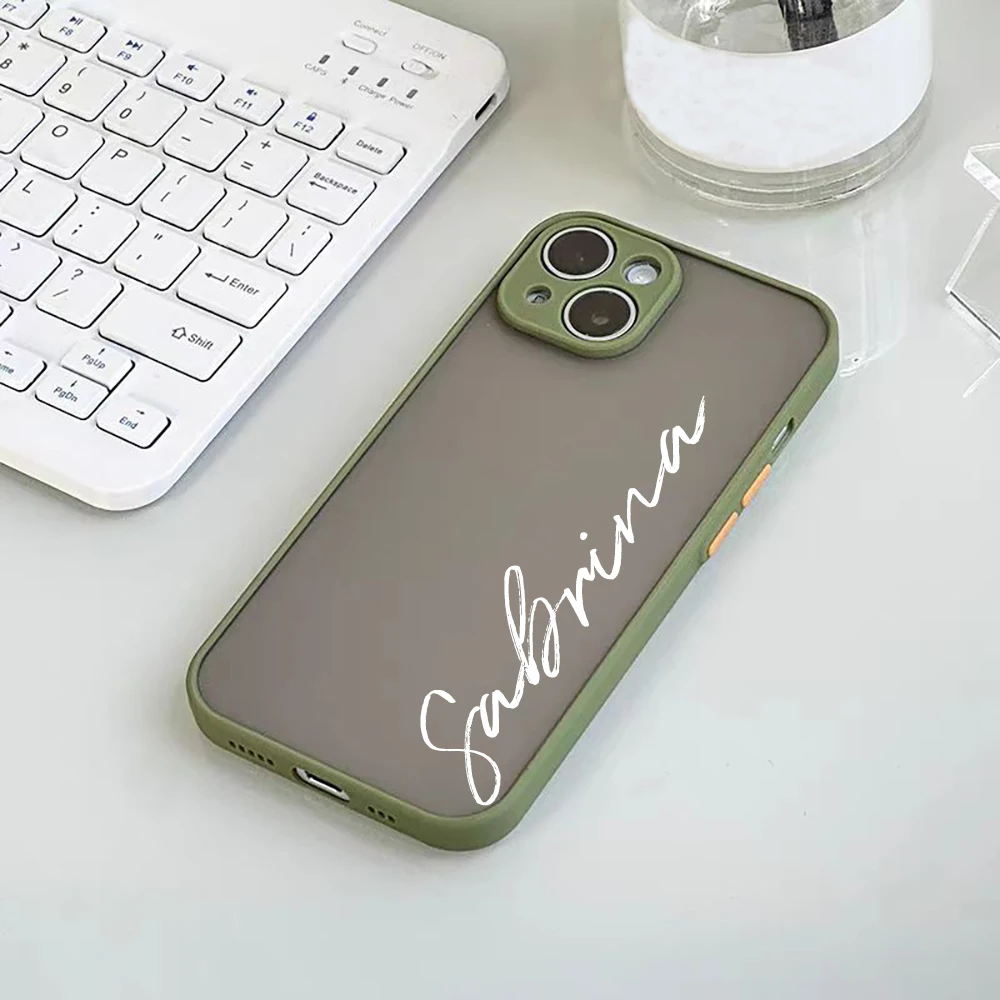 Capa Translúcida Personalizada com Nome em Caligrafia — Proteção Antichoque e Lente Protegida