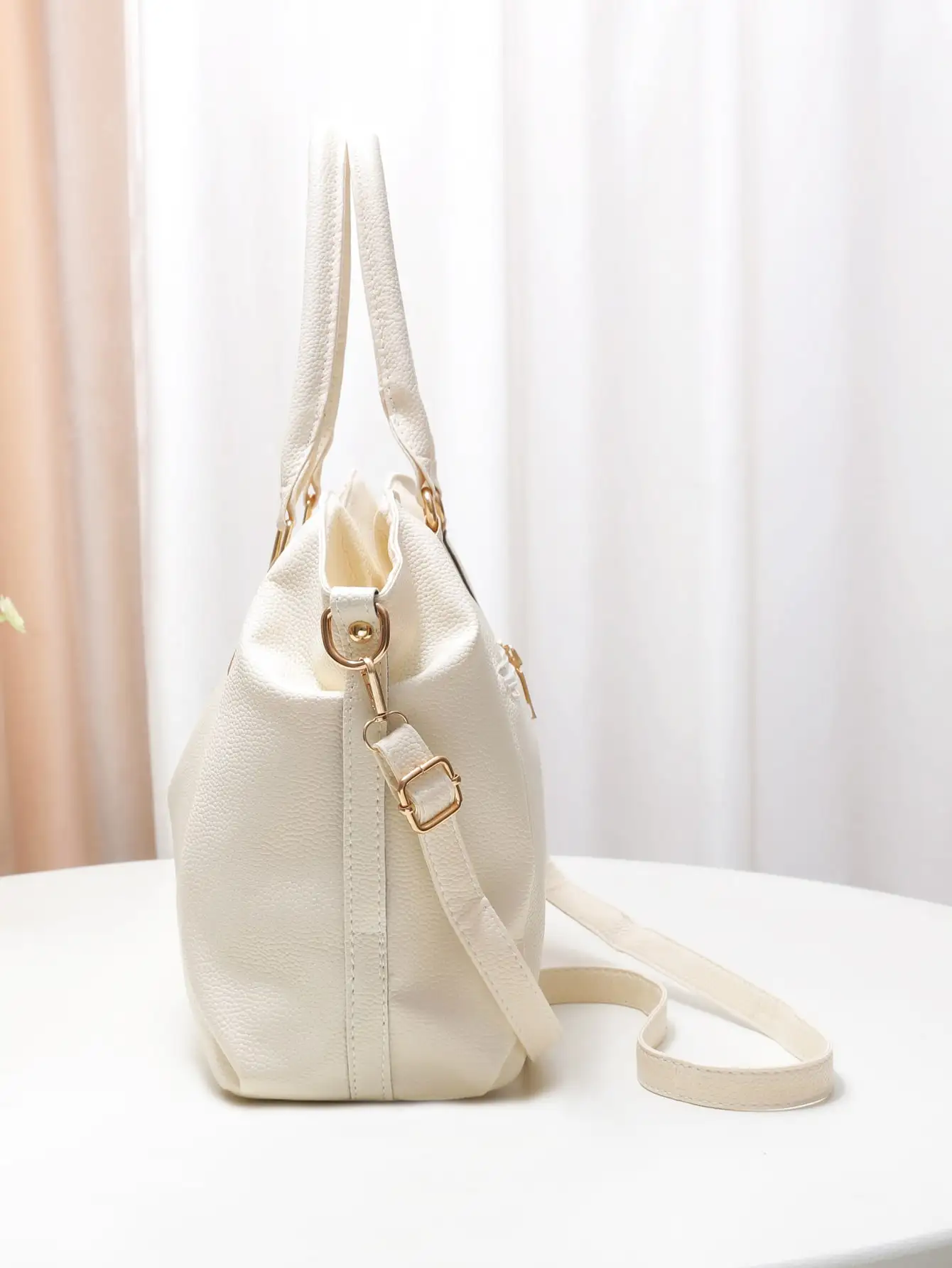 حقيبة كتف نسائية كاجوال وعصرية بلون سادة وناعمة ذا...