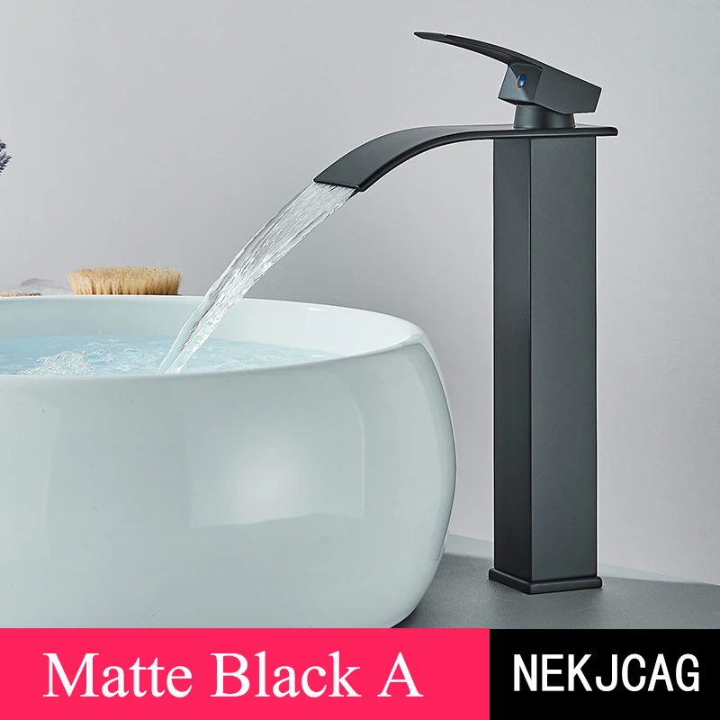 צנרת כיור שחורה מאטה עם מפל מים, צנרת כיור מעל מונה, מיקסר חם וקר, מונטאז' על השולחן, צינור אמבטיה