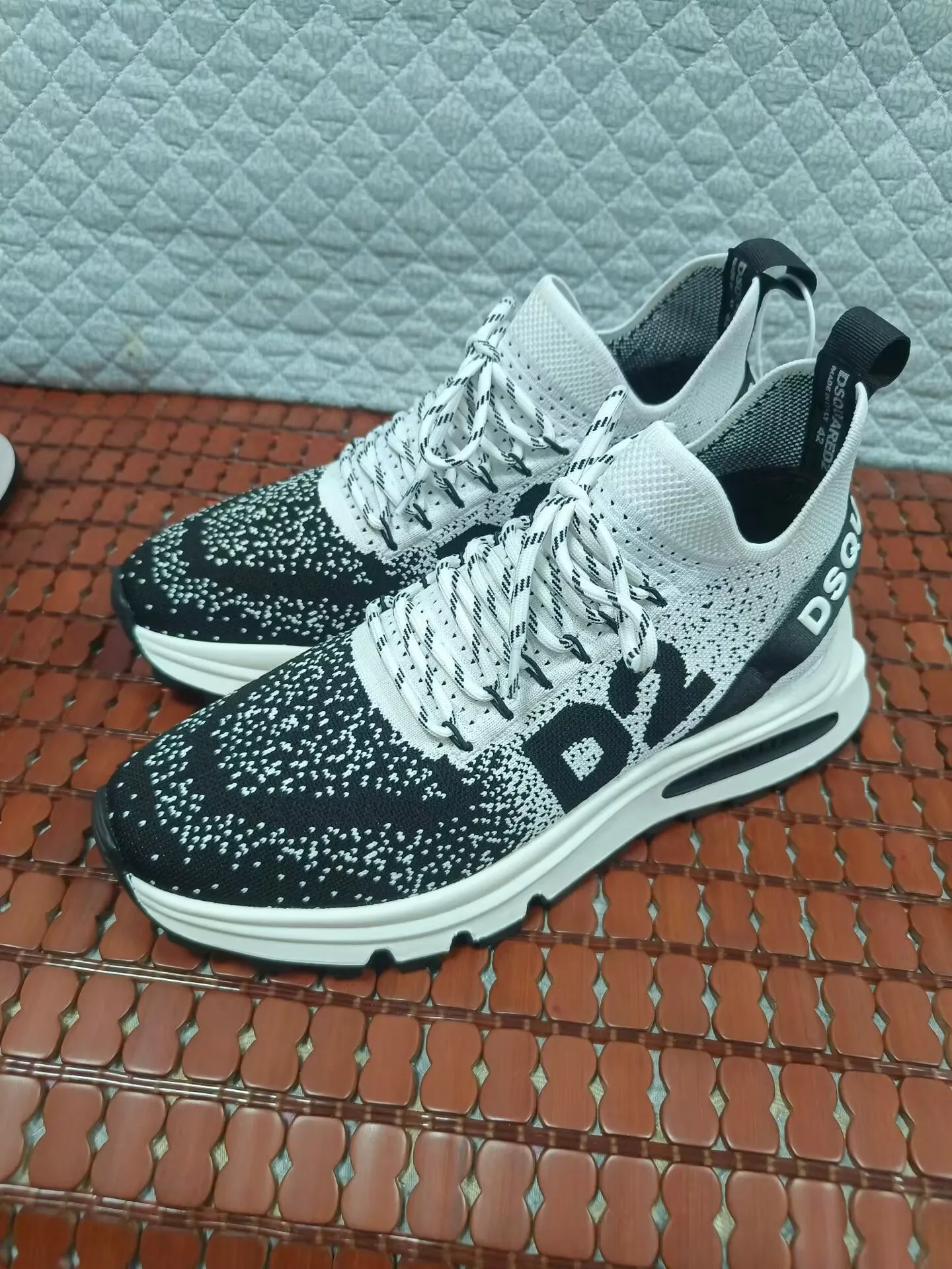 Рисунок 5 - Мужские кроссовки с принтом «Кленовый