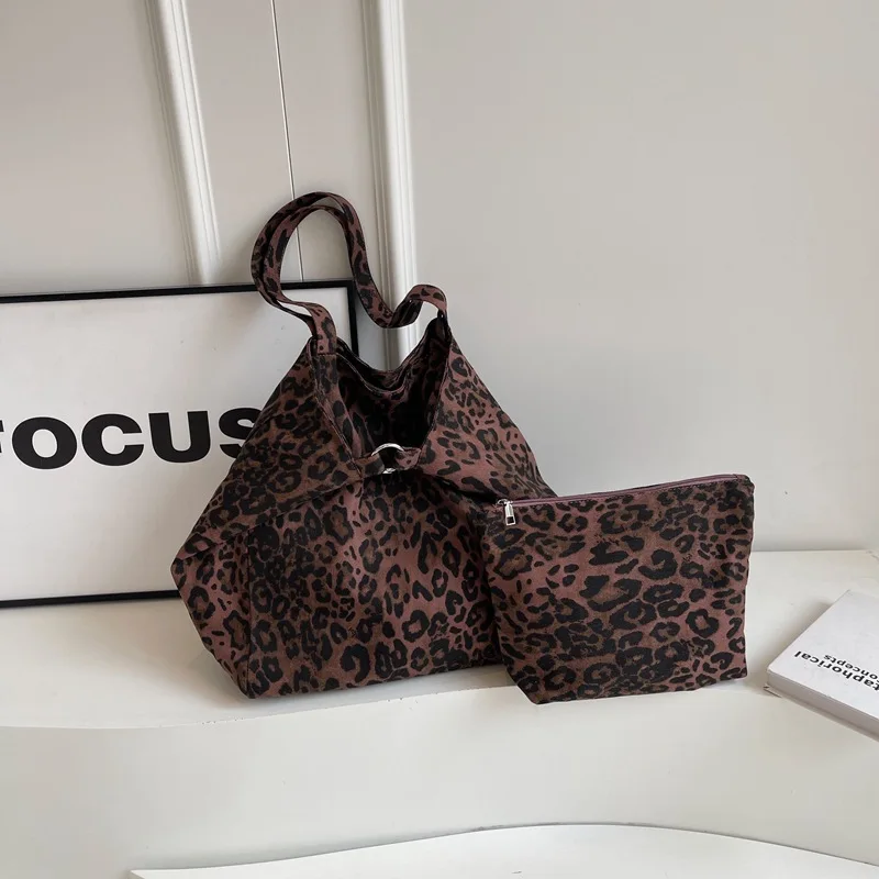 thumbnail image 1 of Bolso de lona de estilo europeo y americano, moderno, estilo perezoso, con estampado de leopardo, bolso de hombro informal, conjunto de dos piezas para madre e hija, 1 of 5