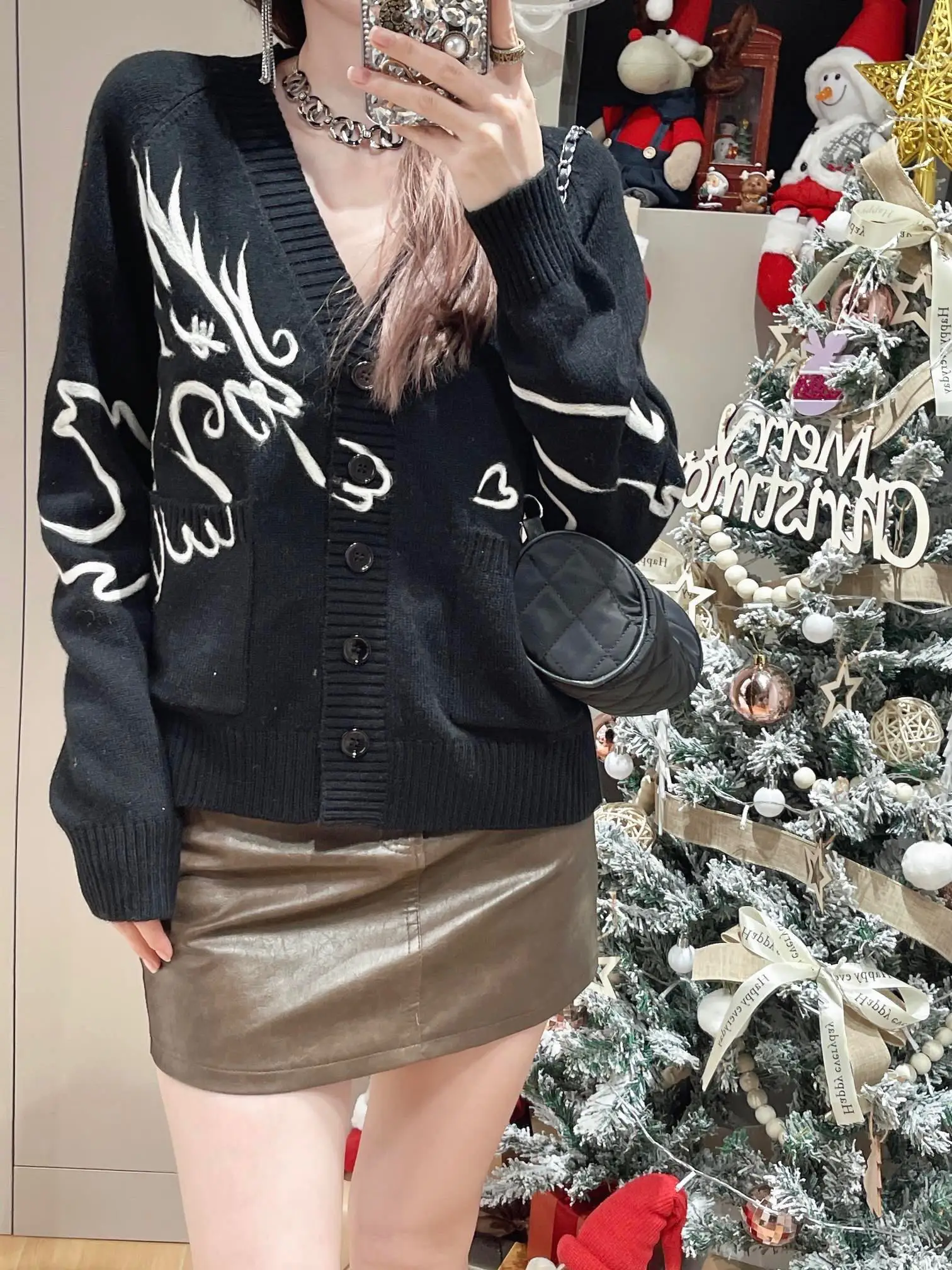 

High quality 2024 Early Spring Dragon Year series contrasting V-neck cashmere cardigan with dragon pattern cashmere sweater